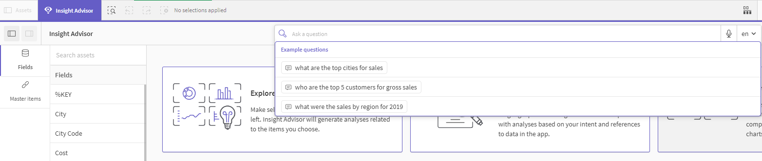 Klik om op volledige grootte te bekijken Insight Advisor in een Qlik Sense-app, met voorbeeldvragen in het zoekvervolgkeuzemenu