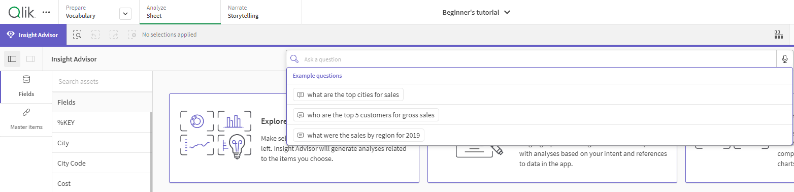 Clique para ver em tamanho grande Insight Advisor aberto em um aplicativo Qlik Sense, com exemplos de perguntas preenchidas no menu suspenso de pesquisa